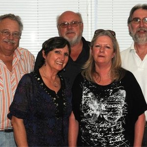Gansbaai Fotografieklub se 2015-Bestuurslede, met voor vlnr Jane Bailey en Veronica du Plessis. Agter vlnr is Clive Bailey, Riaan Jacobs en Marc du Plessis.